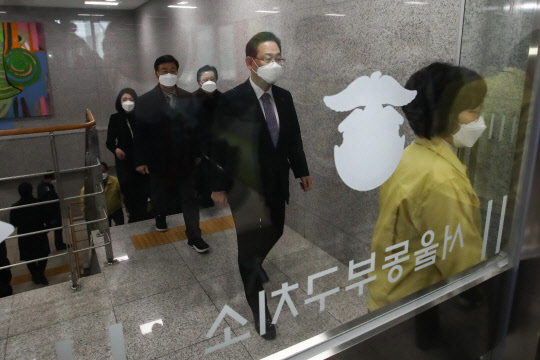 동부구치소 방문한 국민의힘 주호영 원내대표      (서울=연합뉴스) 국민의힘 주호영 원내대표가 6일 오전 신종 코로나바이러스 감염증(코로나19) 집단 감염이 발생한 서울 동부구치소를 방문하고 있다. 2021.1.6 [국회사진기자단]      jeong@yna.co.kr  (끝)